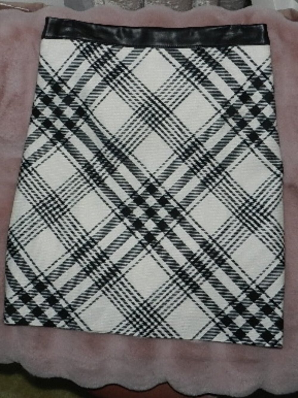 White House Black Market Black and Ecru Wool Blend Plaid Mini Boot Skirt Size 00